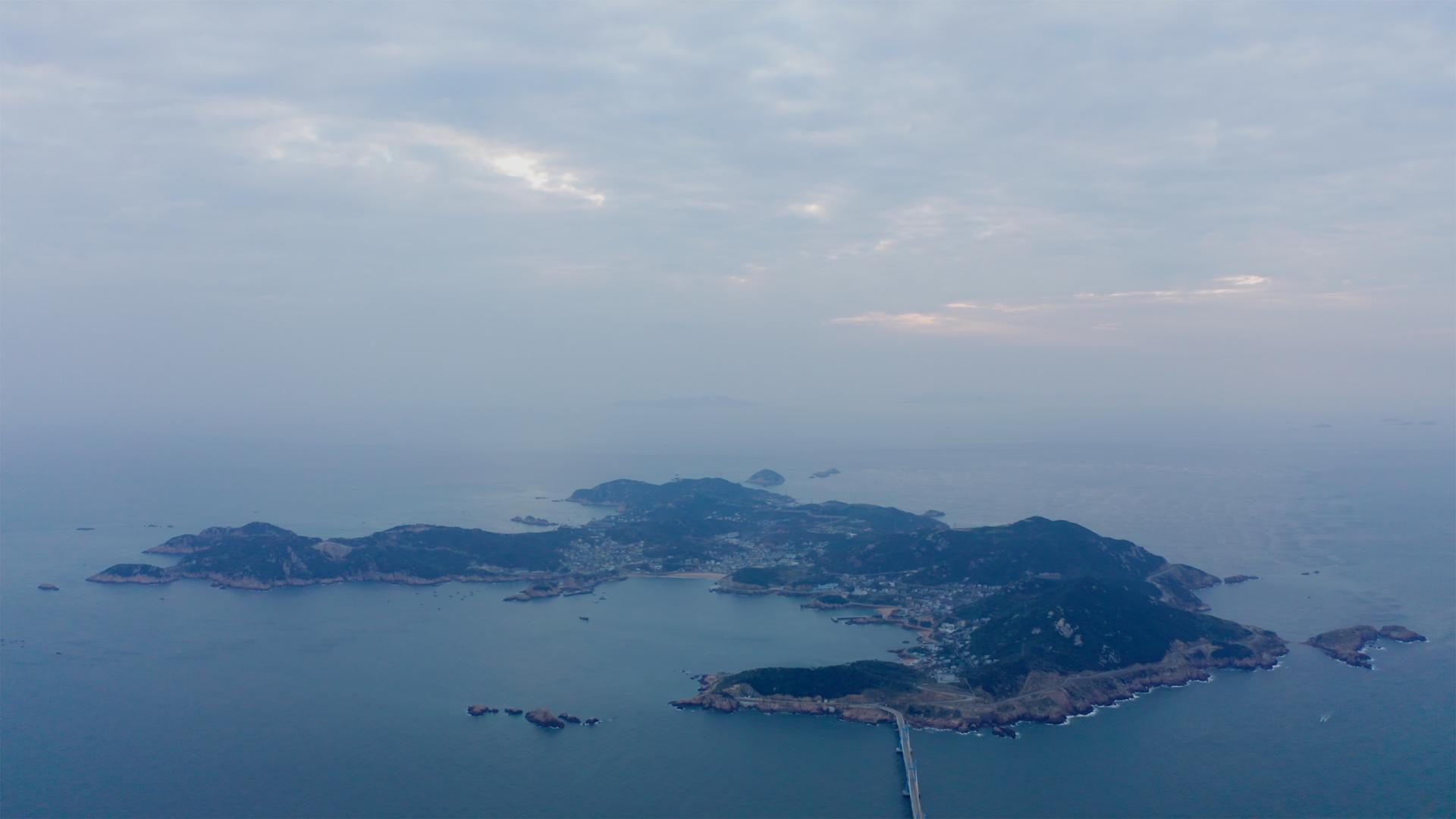 8K实拍航拍鸟瞰海岛全貌花鸟岛视频的预览图