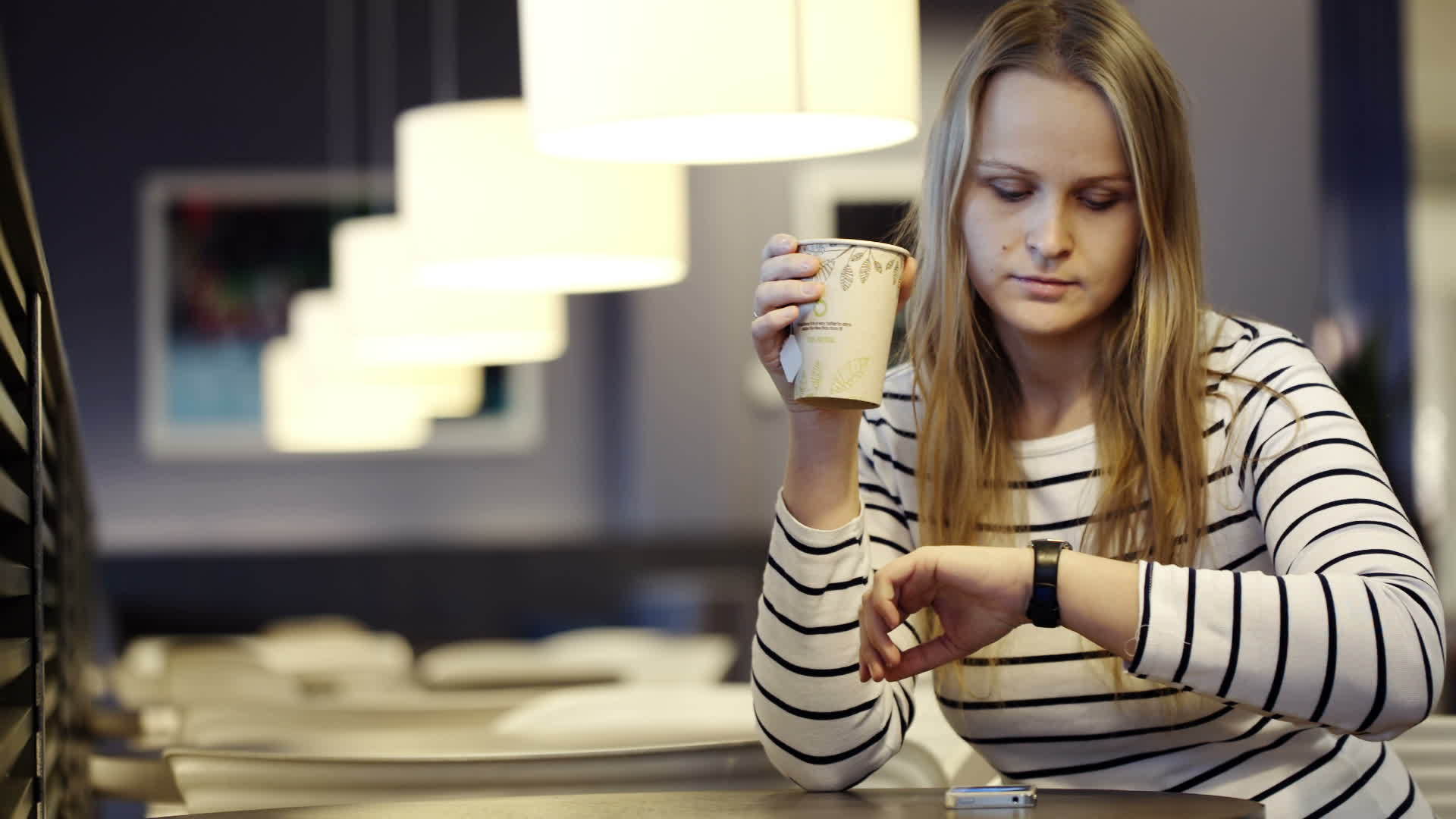咖啡馆里的女人喝茶视频的预览图