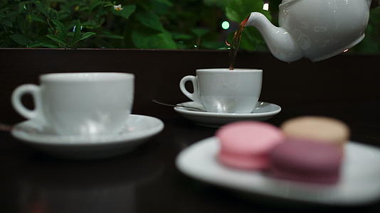 咖啡馆里有茶和马卡龙视频的预览图