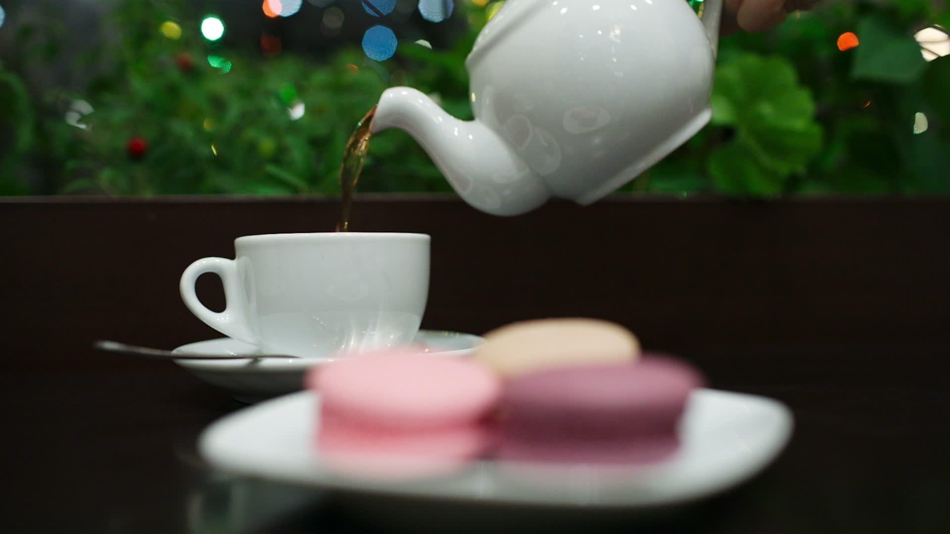 咖啡馆里有茶和马卡龙视频的预览图