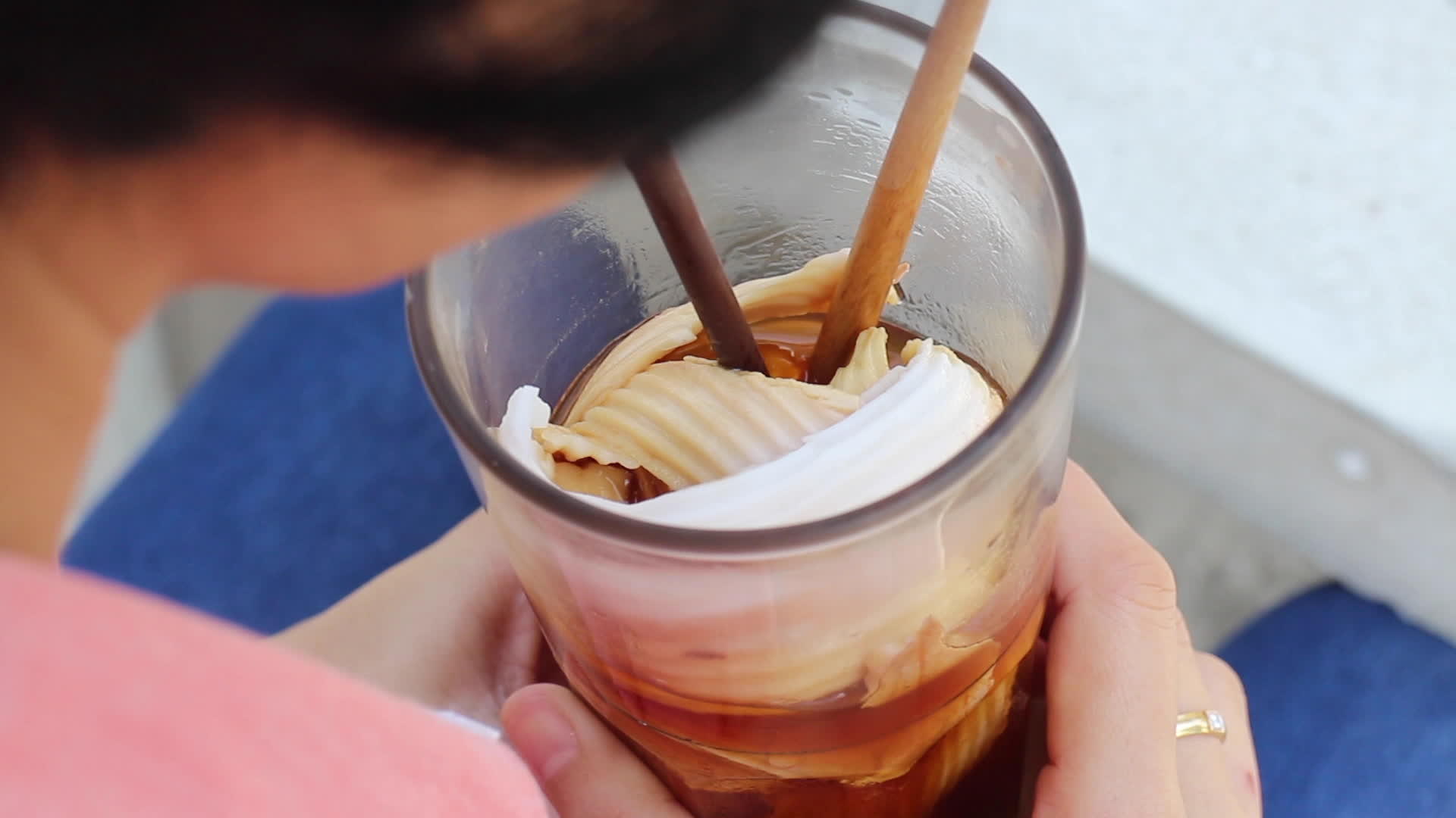 享受美味的冰咖啡饮料视频的预览图
