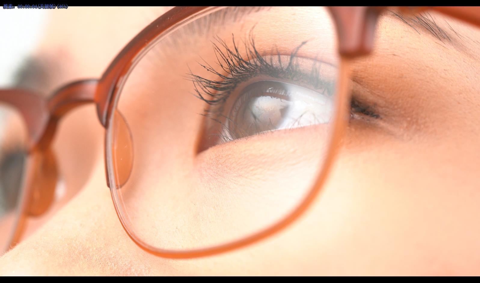 4k戴眼镜的女生明亮的眼睛特写视频的预览图