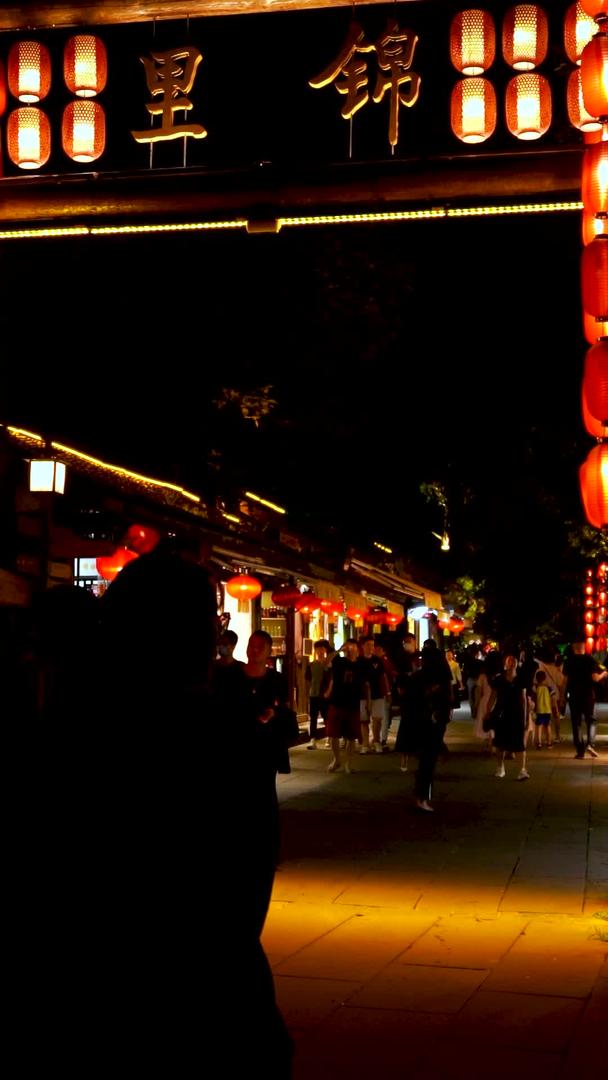 拍摄成都锦里古街夜景视频素材视频的预览图