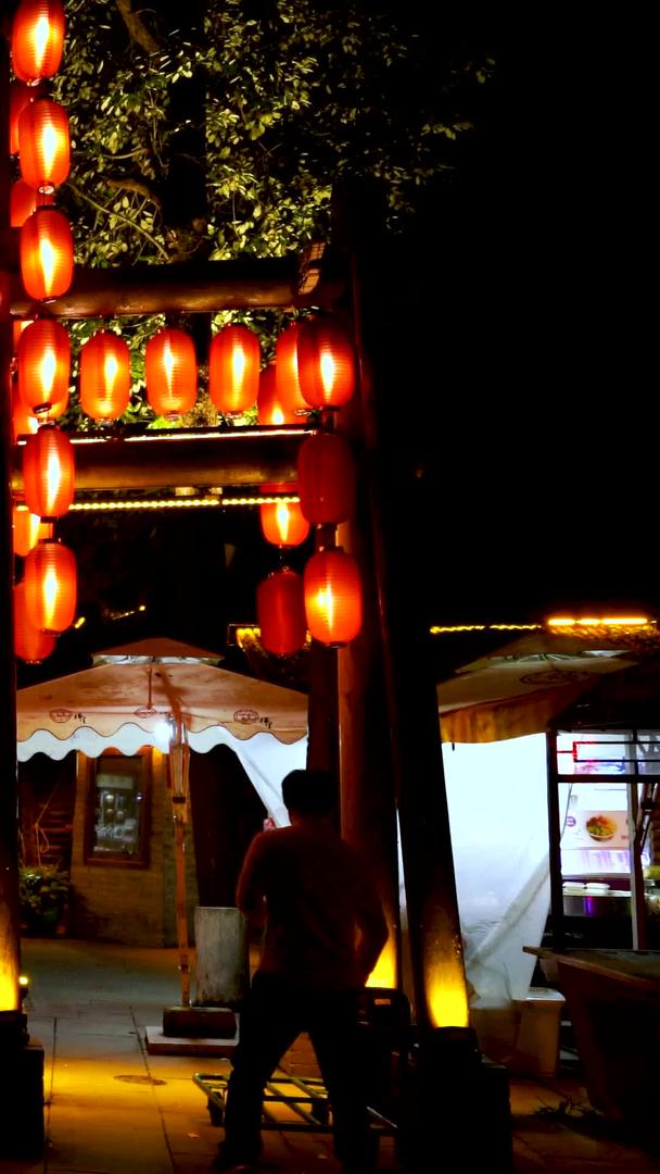 拍摄成都锦里古街夜景视频素材视频的预览图