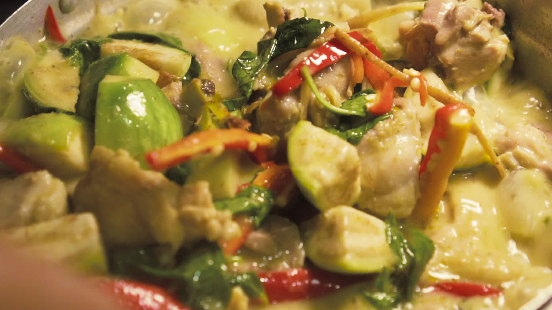 混合咖喱鸡和绿色咖喱视频的预览图