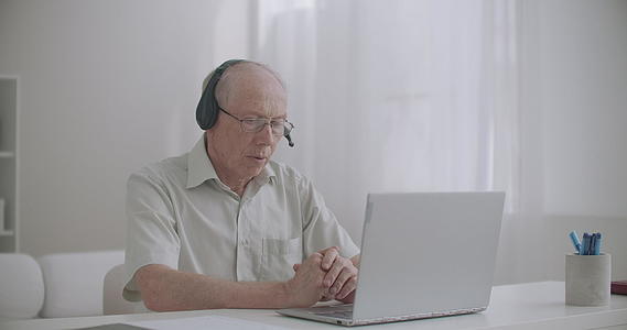 退休人员正在帮助人们在网上与客户聊天视频的预览图