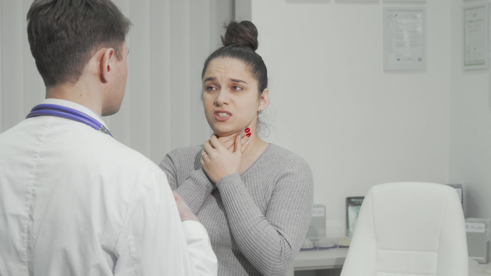 在医院预约喉咙痛的年轻女性视频的预览图