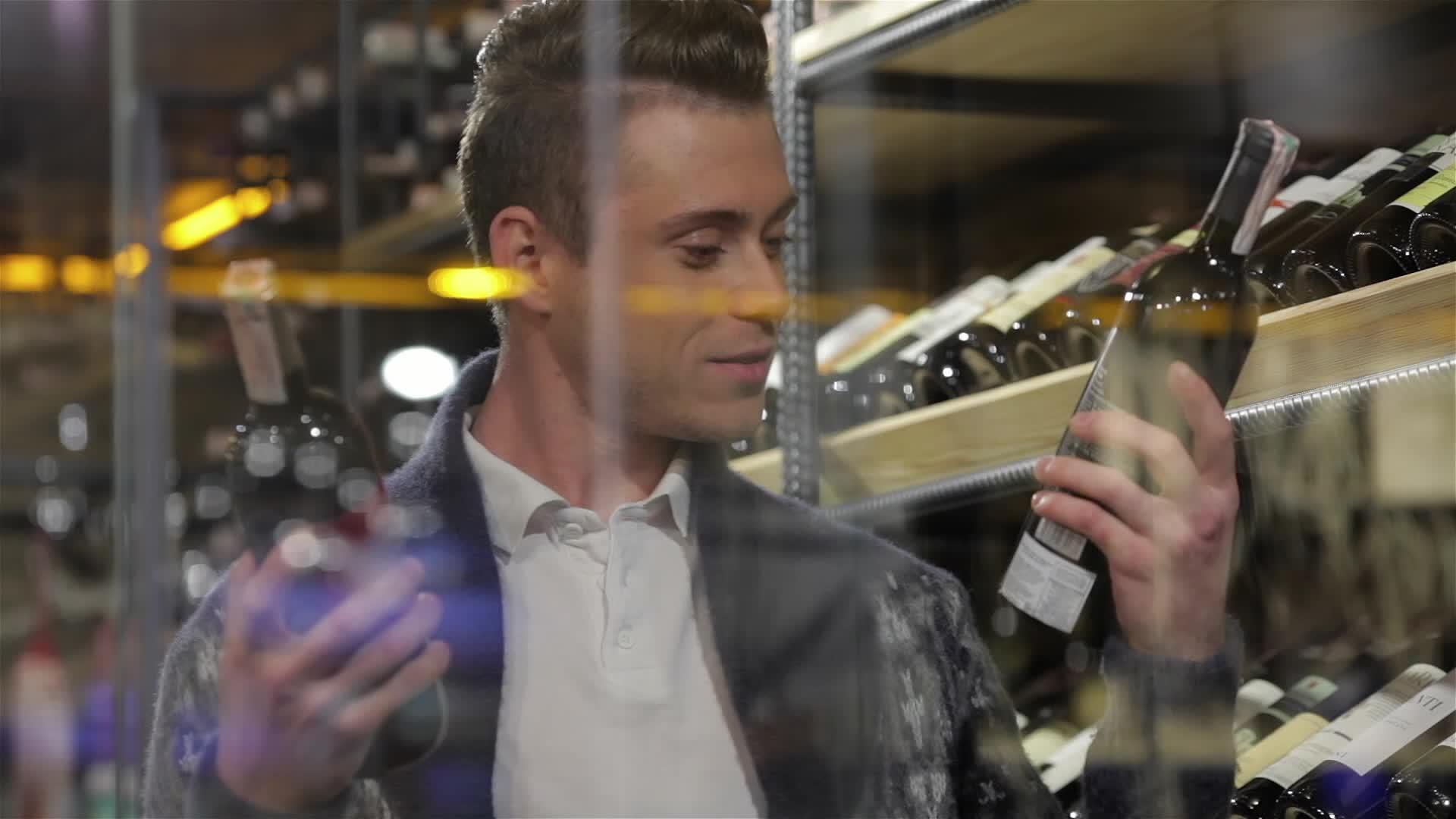 男人用两瓶葡萄酒来比较视频的预览图
