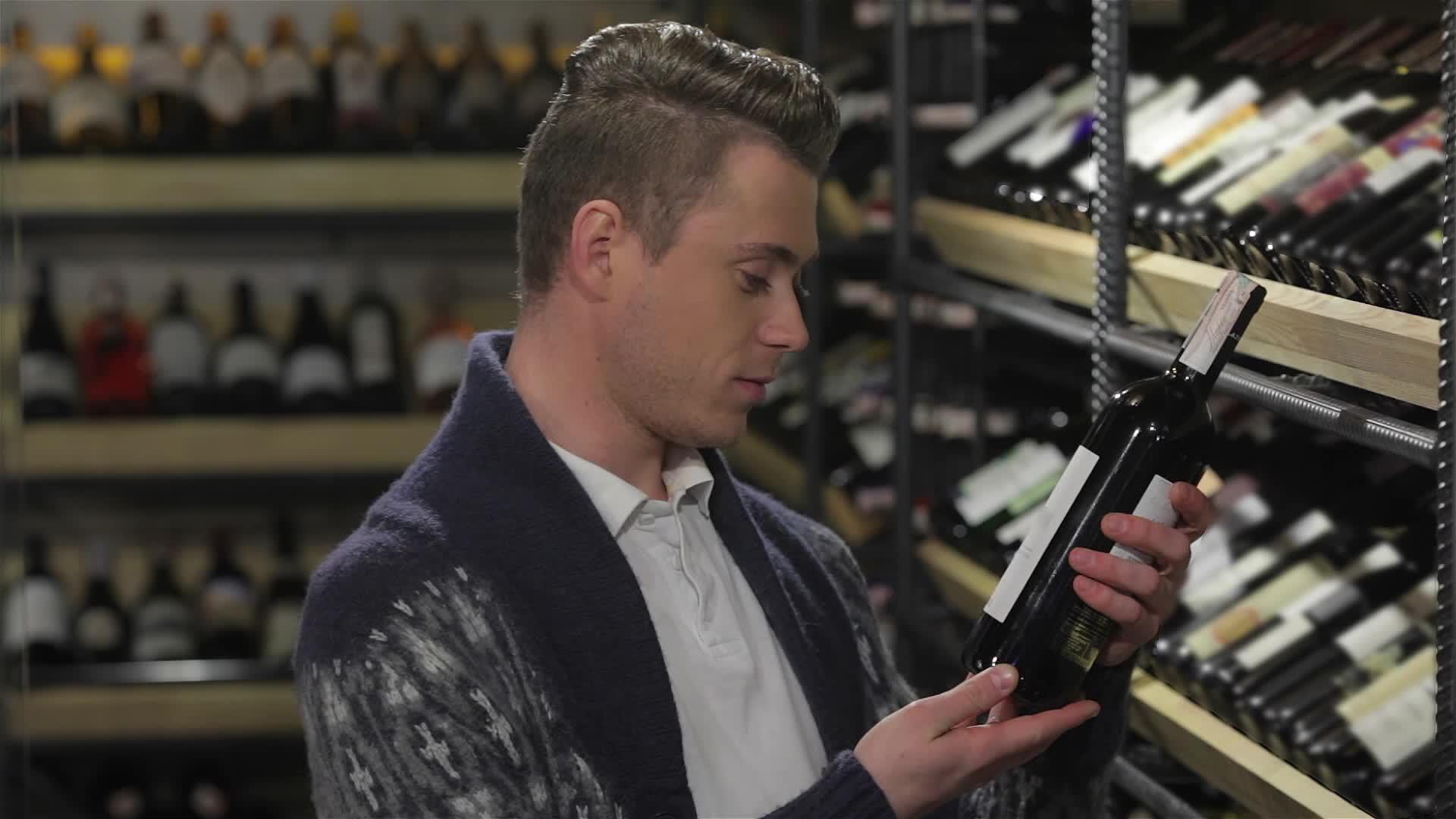 男人在超市选择合适的葡萄酒视频的预览图