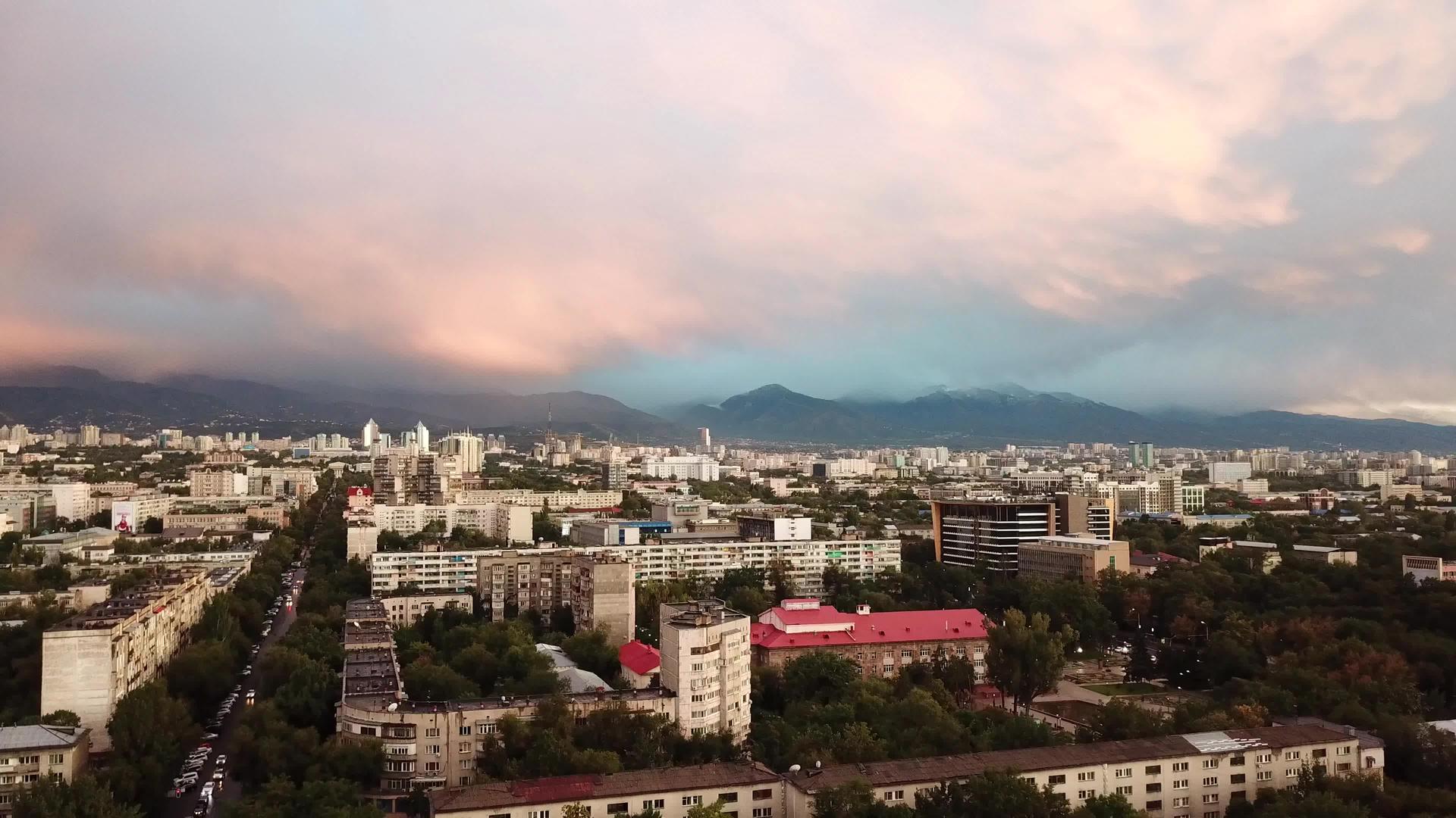 明亮的颜色日落在高城上空中视频的预览图