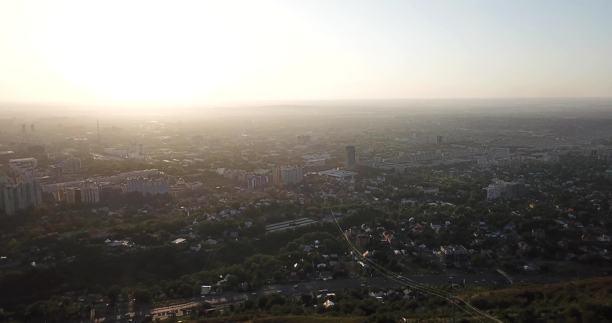黄褐色的太阳笼罩在高城之上视频的预览图