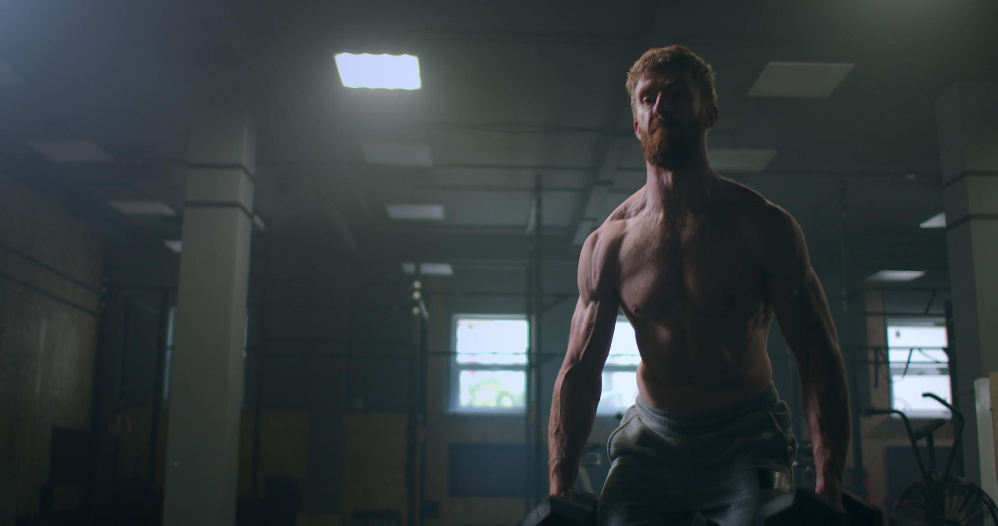 多年来强壮的男人在健身房举起哑铃用哑铃锻炼他们的耐力、决心和目标视频的预览图