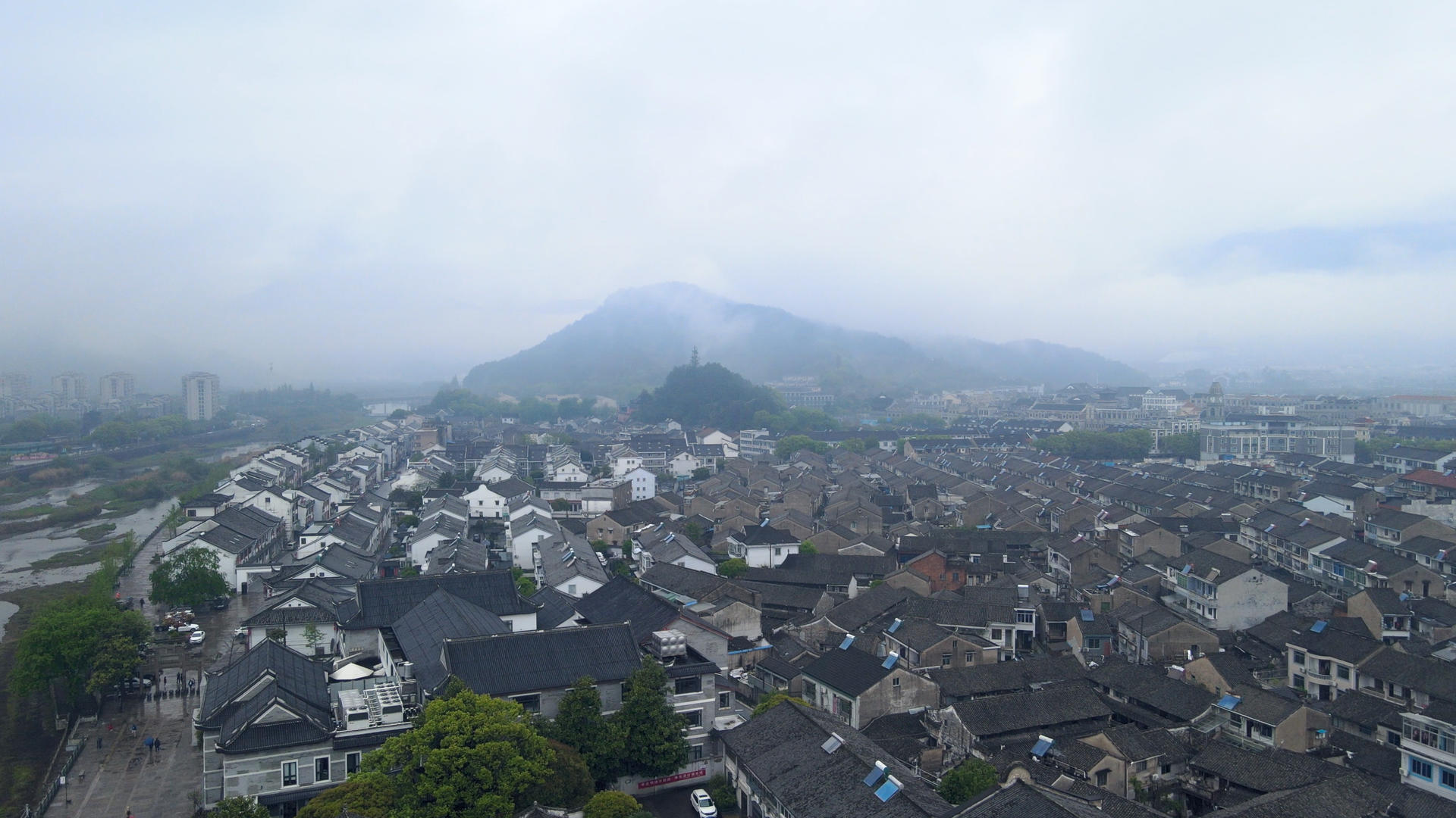 宁波溪口古镇清晨雨雾航拍环绕4K视频的预览图