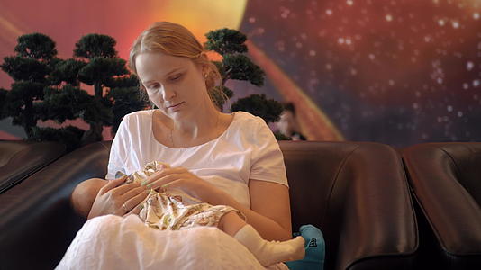 机场休息室的哺乳妇女和婴儿视频的预览图