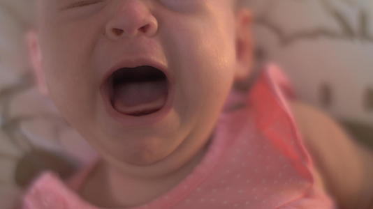 饥饿的女婴哭泣视频的预览图