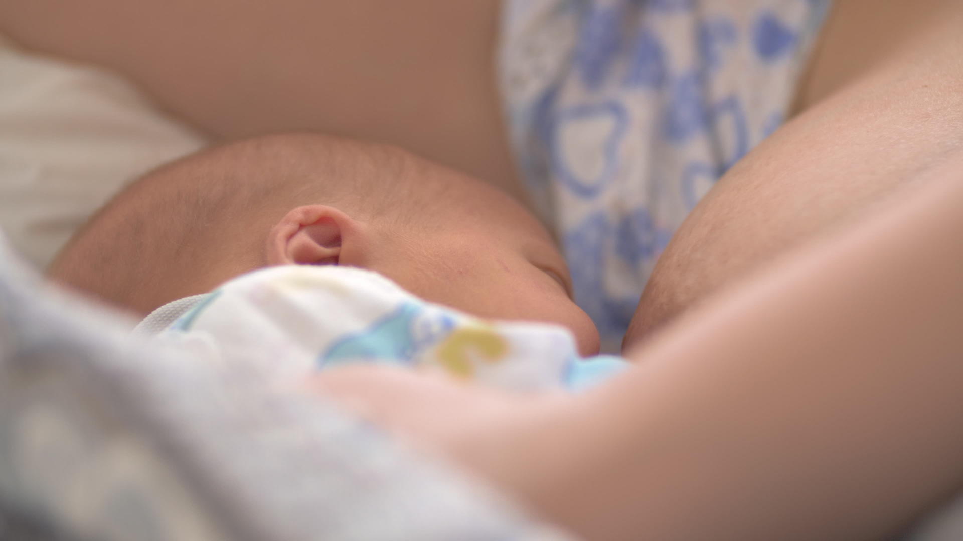 哺乳新生婴儿视频的预览图