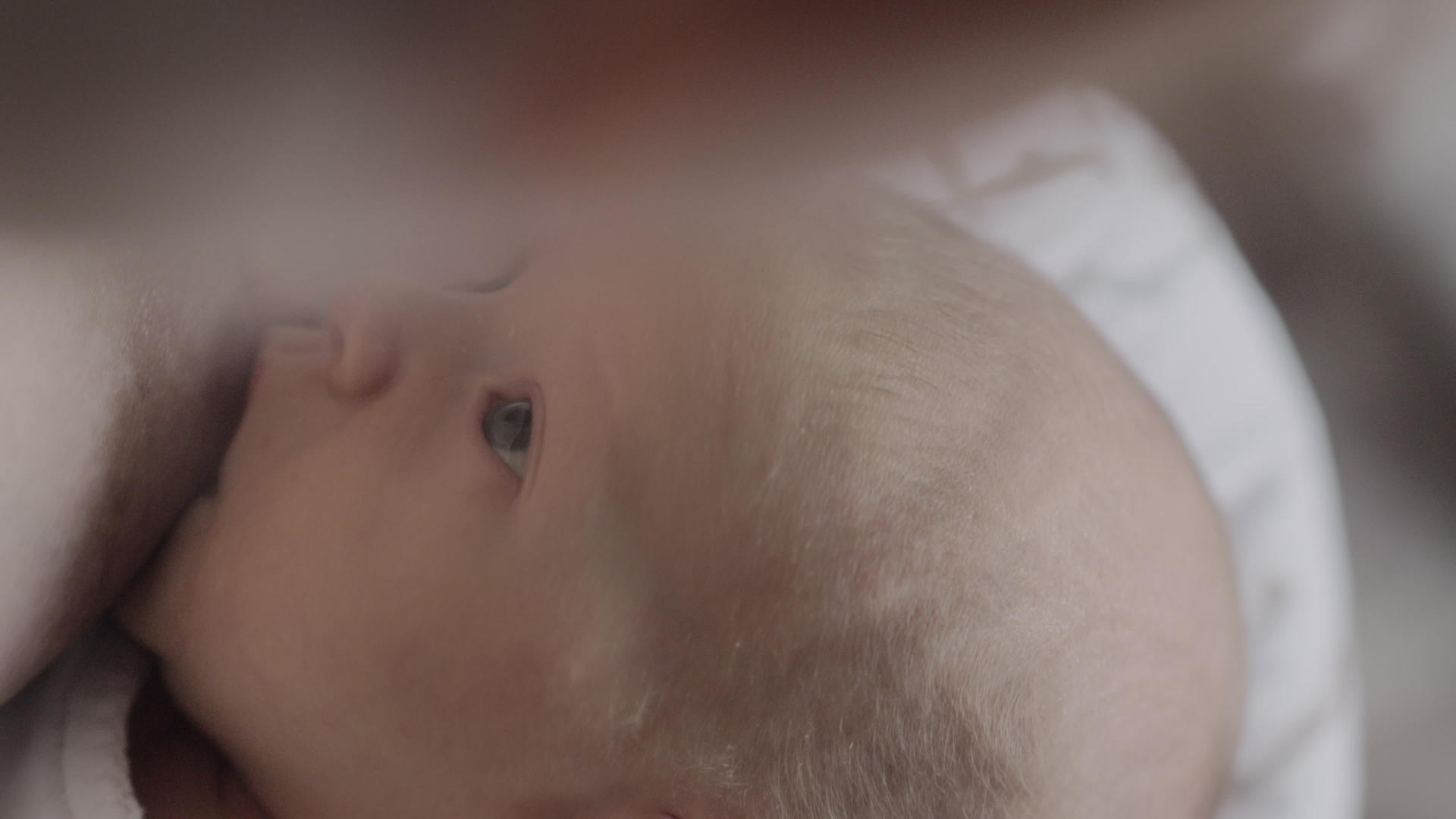 母亲母乳喂养新生婴儿新生婴儿视频的预览图