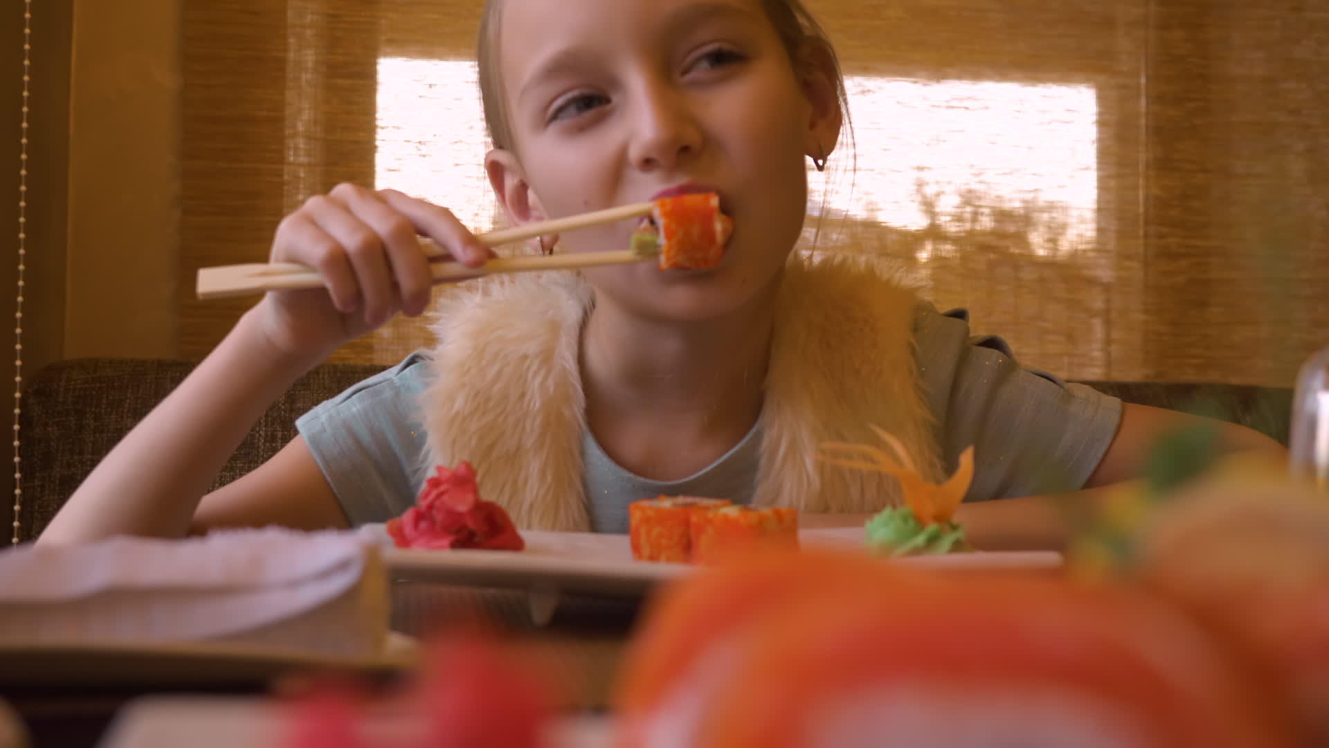 年轻女孩用筷子吃寿司和红鲑鱼视频的预览图