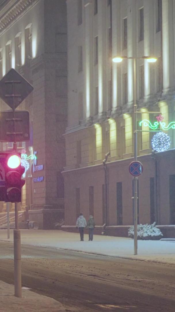 寒冬大雪天气圣诞街头闪烁着霓虹灯视频的预览图