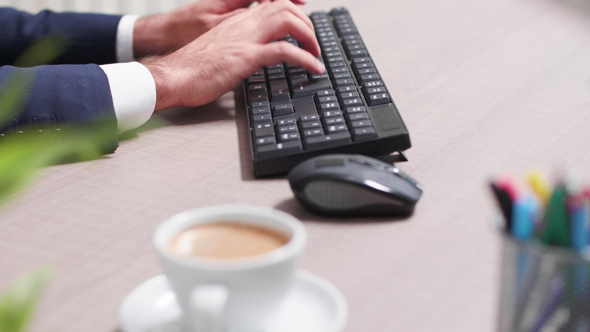 在办公桌上使用电脑键盘的商人视频的预览图