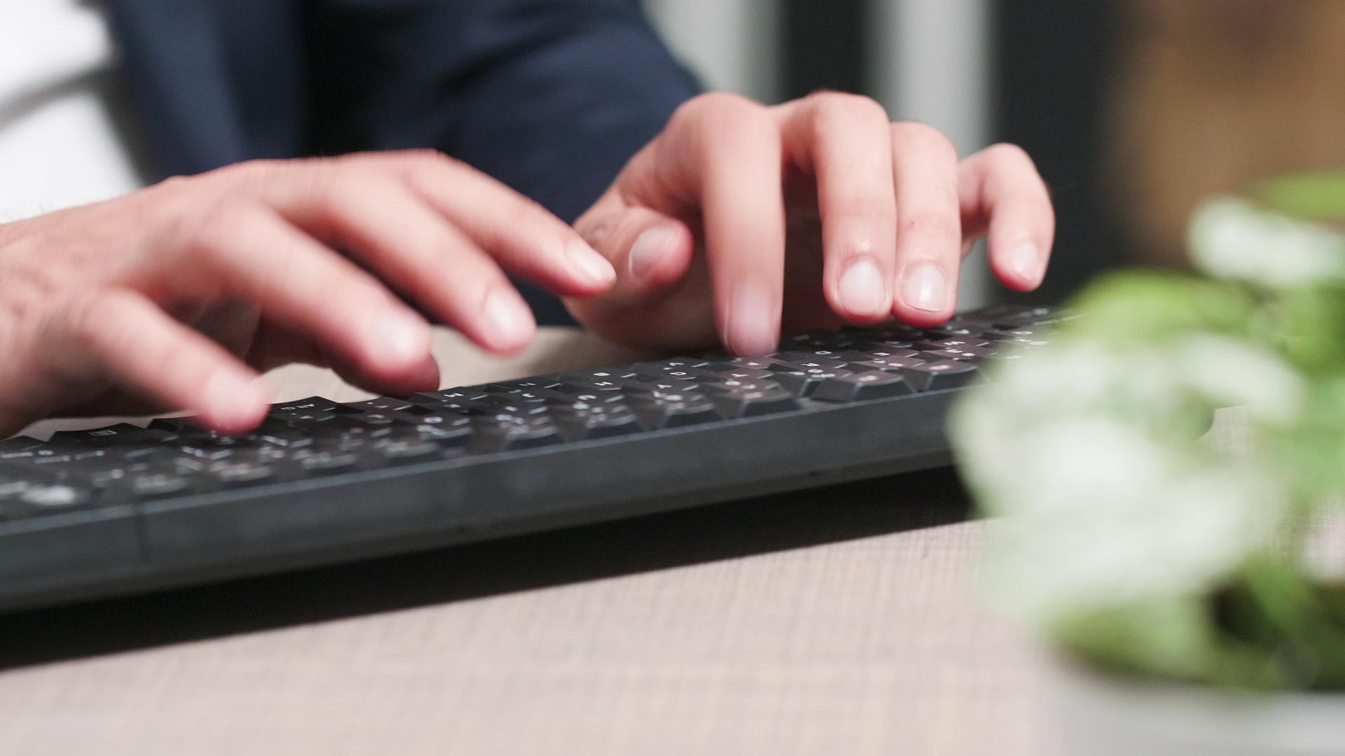 拍摄商人的手在键盘上打字视频的预览图