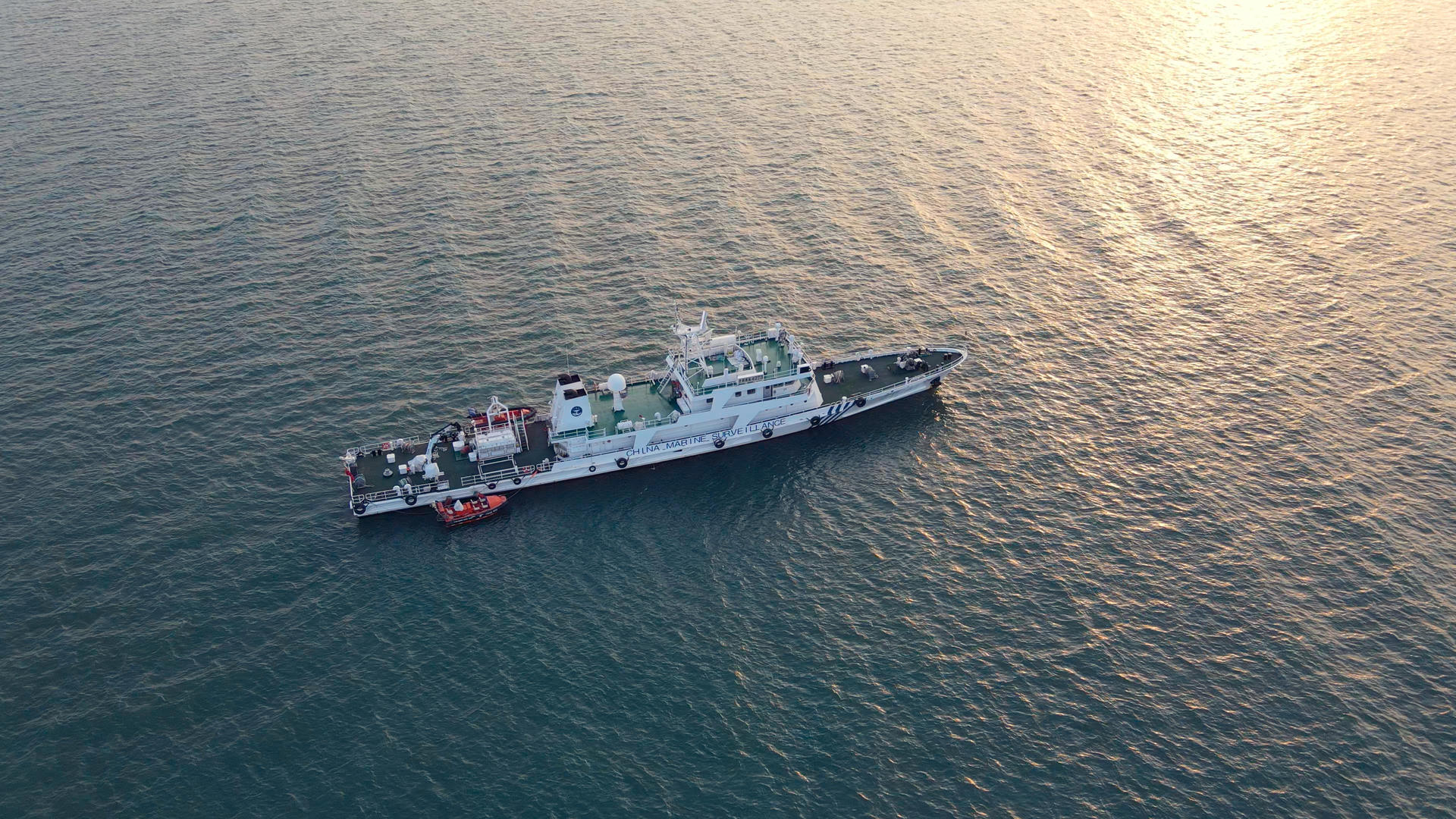 4k航拍海上夕阳下的游轮视频的预览图