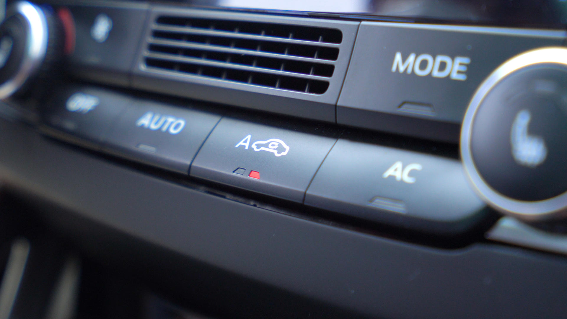 汽车空调循环系统切换键特写视频的预览图
