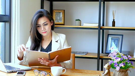 4K美丽的亚洲女商人早上坐在电脑笔记本电脑前视频的预览图