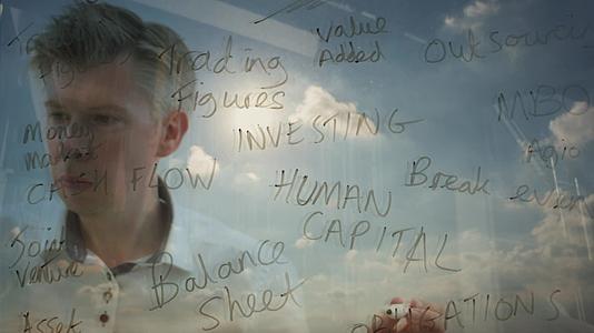 一位集思广益的商人在玻璃上写了商业文字视频的预览图