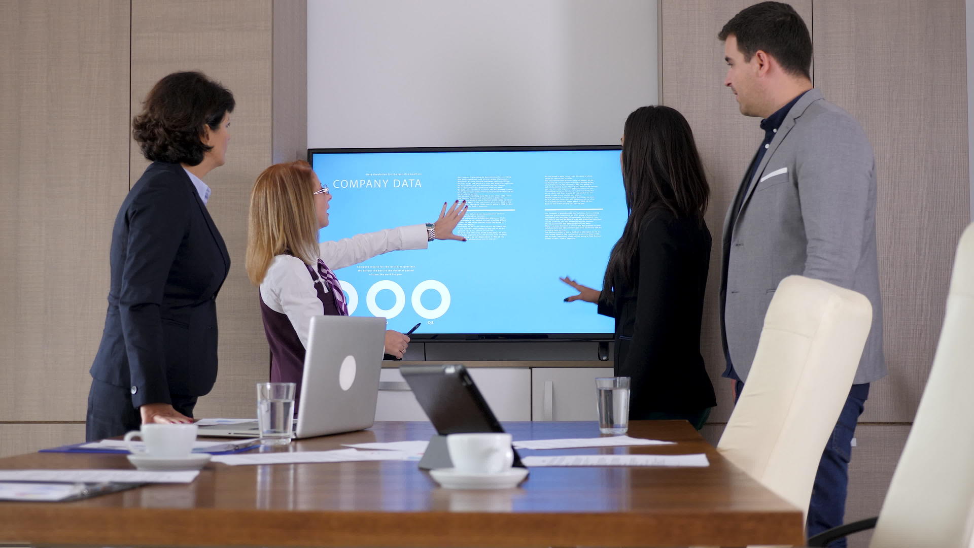 会议室商业伙伴在大屏幕电视前视频的预览图