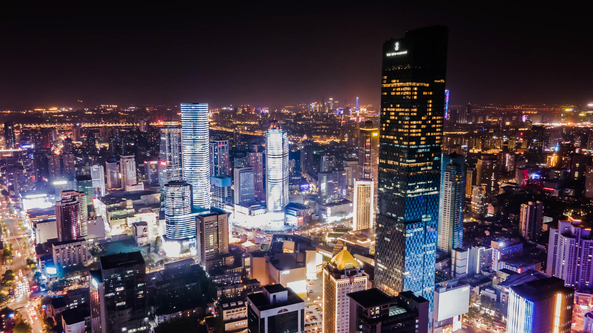 4K航拍南京地标新街口金融中心夜景延时摄影视频的预览图