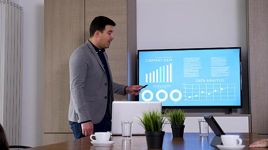在大屏幕电视上提供数据的商人视频的预览图