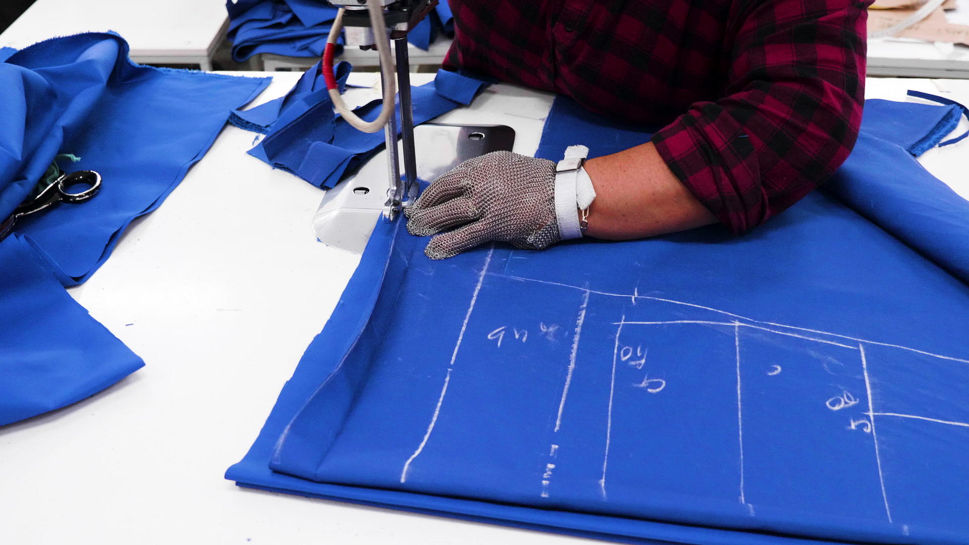在纺织厂用工具剪布的女工视频的预览图