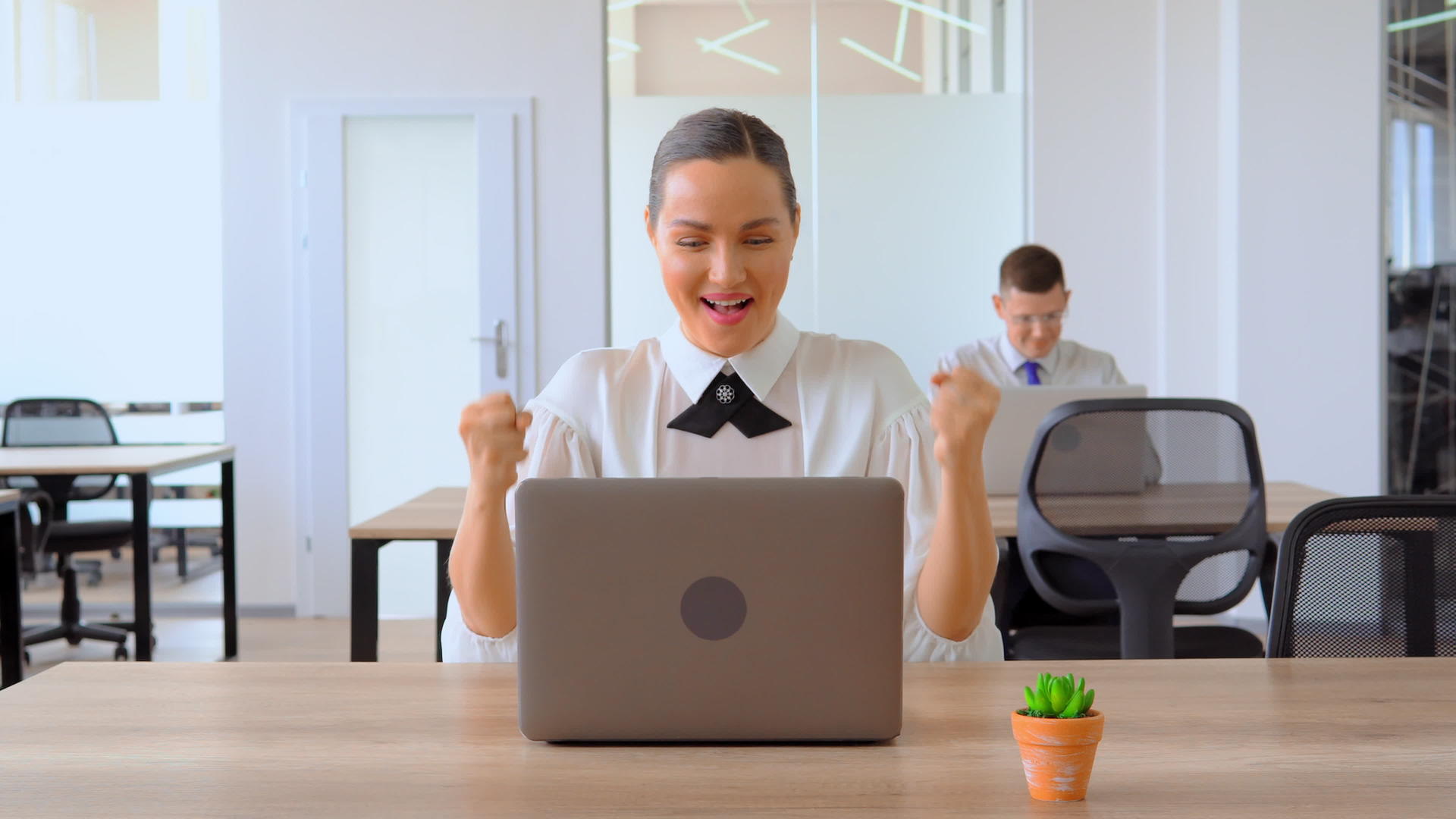 女性在笔记本电脑工作时非常兴奋视频的预览图