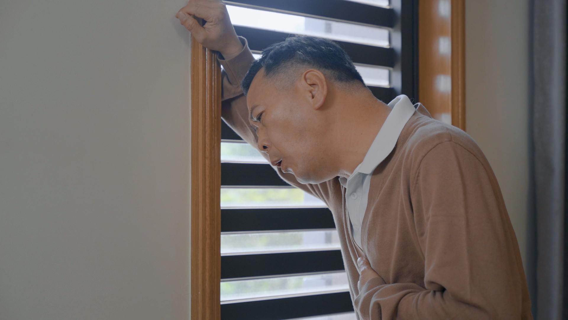 4k老年男性咳嗽哮喘大喘气不舒服视频的预览图