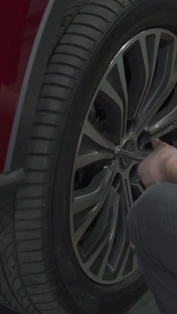 修理工更换轮胎视频的预览图