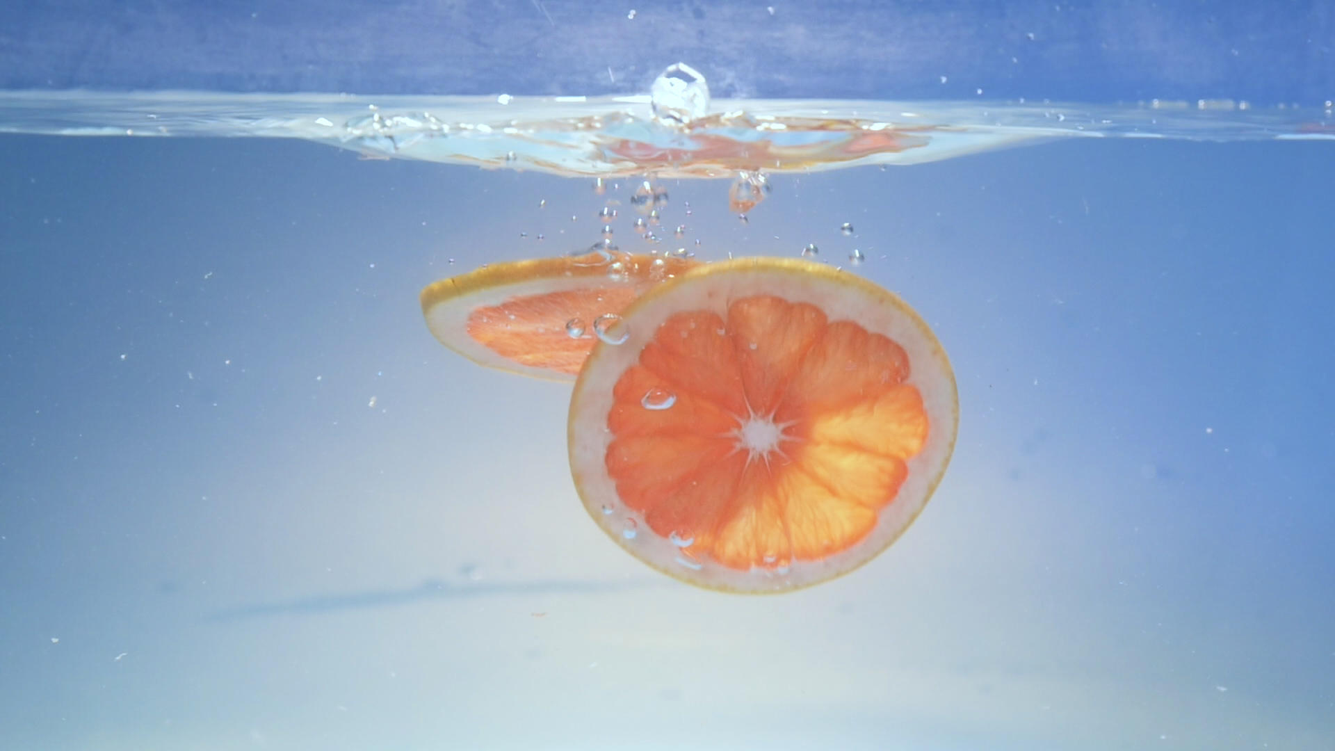 落入水中的西柚片视频的预览图