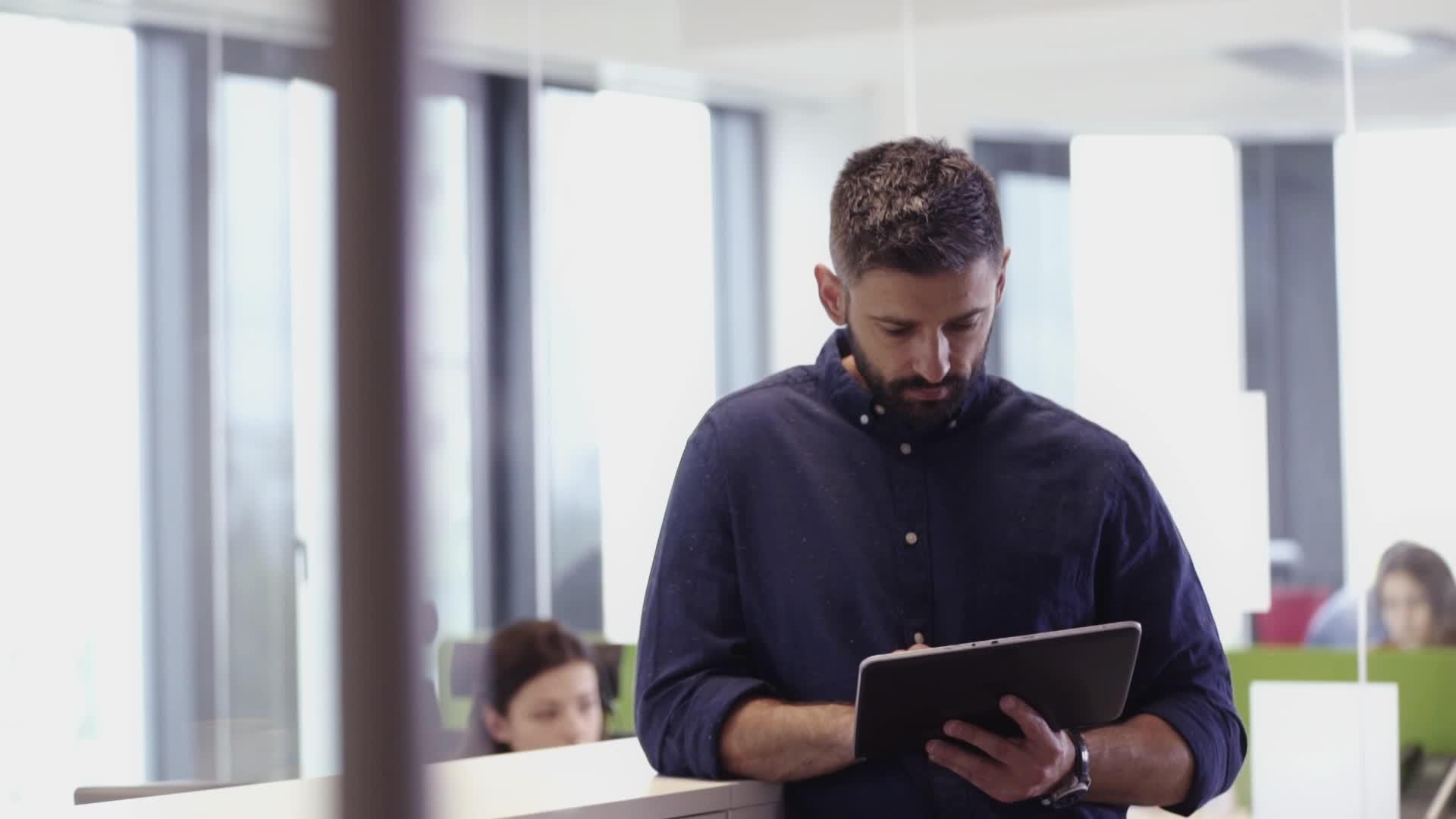吸引人的彩色胡子商人使用平板电脑在办公室工作视频的预览图