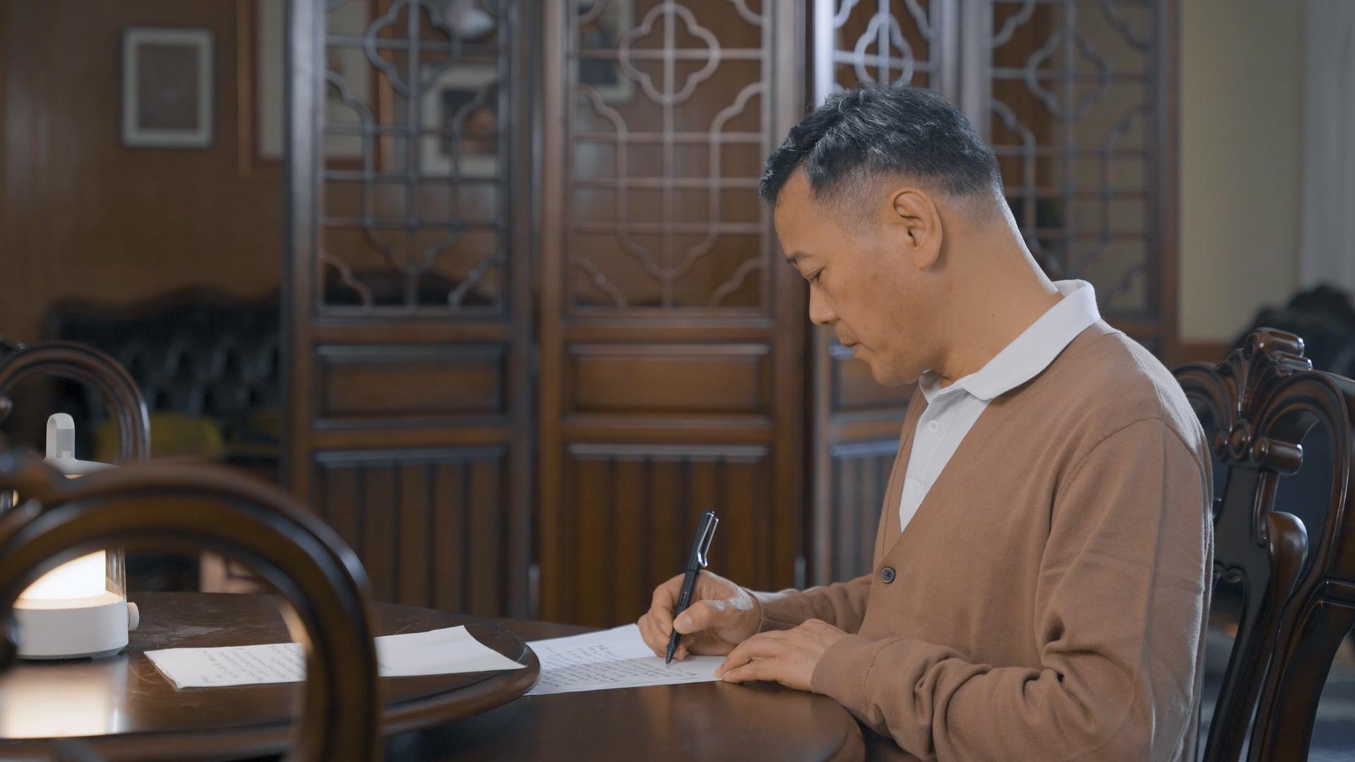 4k老年男性写信写家书记录笔记视频的预览图