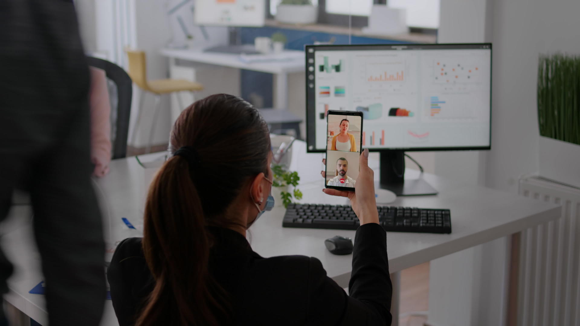 女商人使用电话参加在线视频电话会议视频的预览图