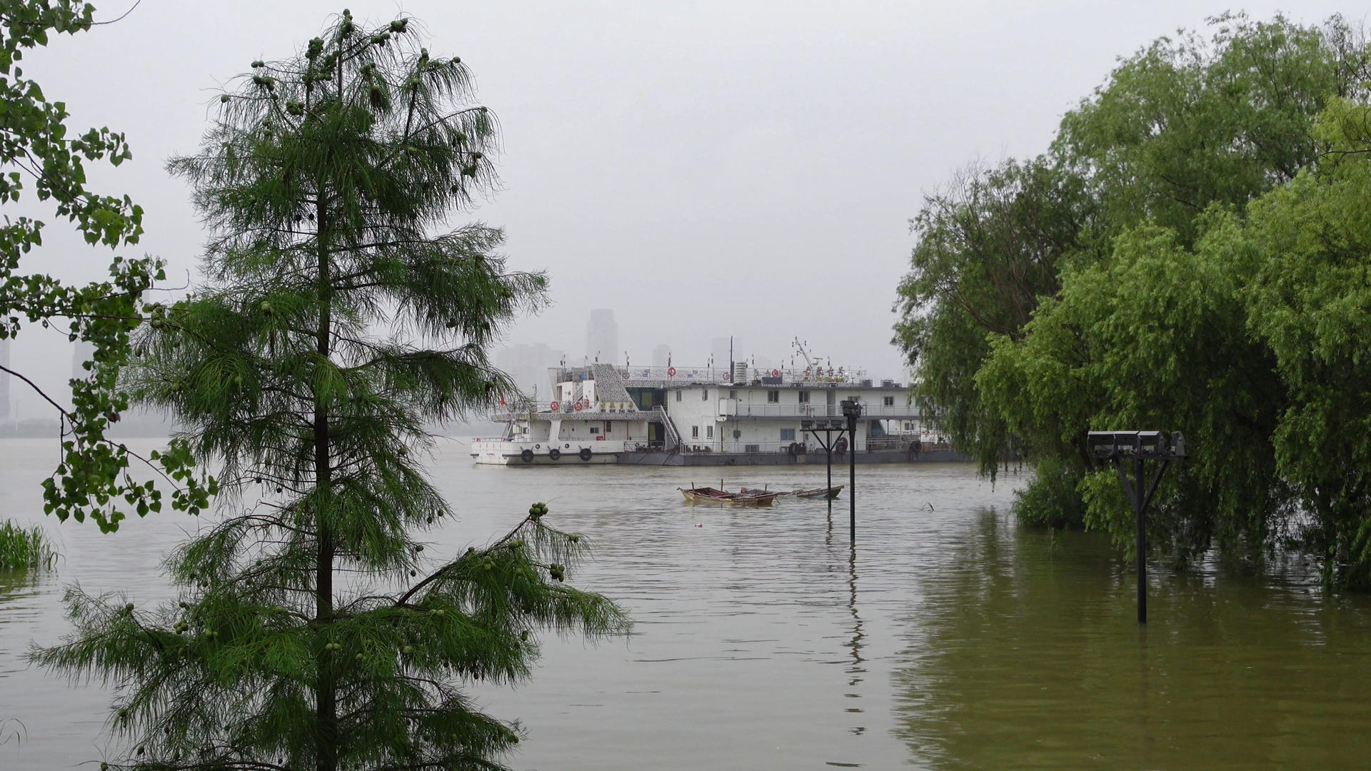 长江中下游防汛期间淹过警戒水位标识的长江城市内涝素材视频的预览图