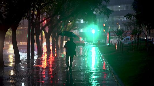 4k城市夜雨街景空镜头夜雨视频的预览图