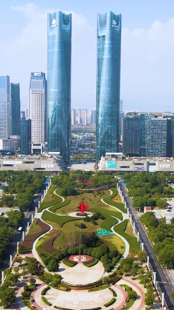 航拍南昌绿地广场城市风景视频的预览图