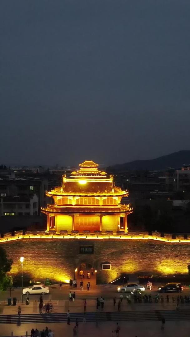 湖北襄阳古城步行街人群夜景素材视频的预览图