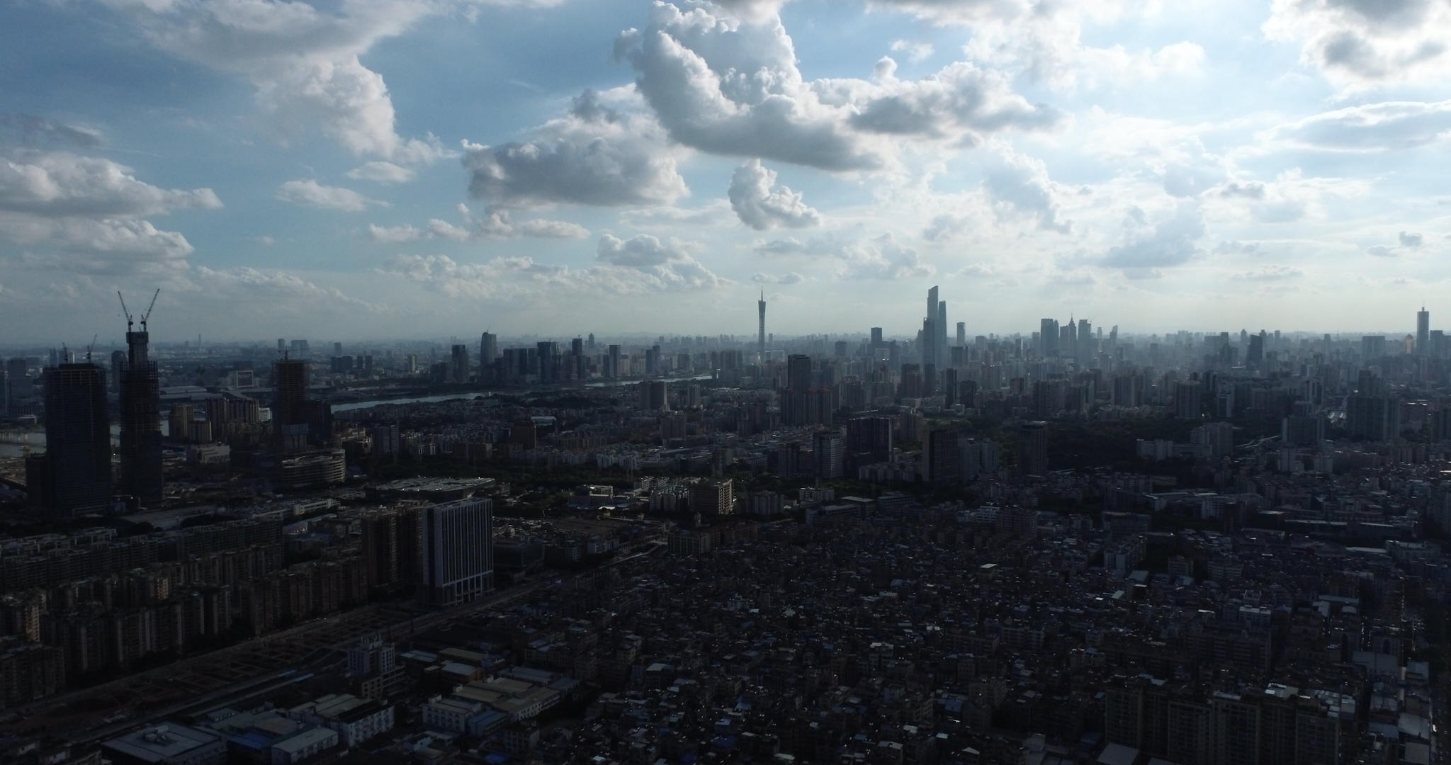 4K航拍广州广州塔城中村蓝天白云实拍视频的预览图