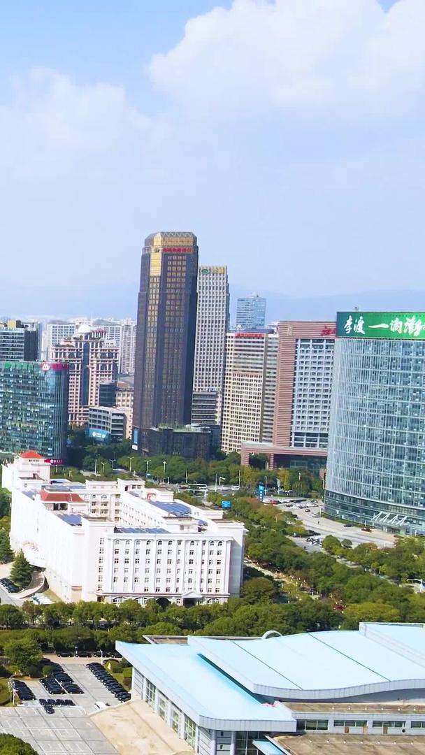 航拍南昌绿地广场城市风景视频的预览图