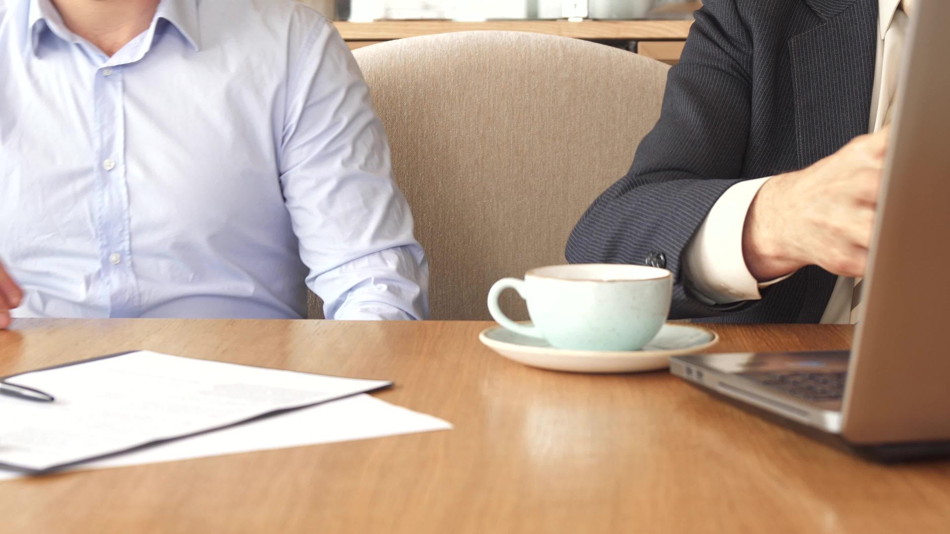两个商业伙伴在咖啡馆见面视频的预览图