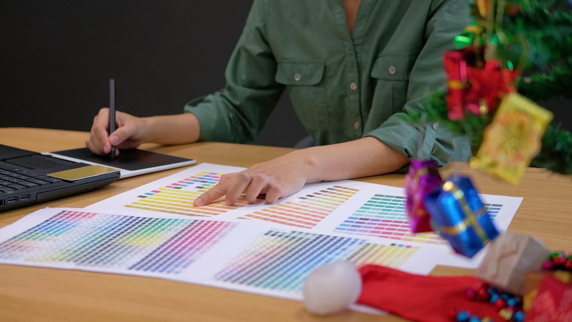 平面室内设计师从色板样本中选择颜色视频的预览图