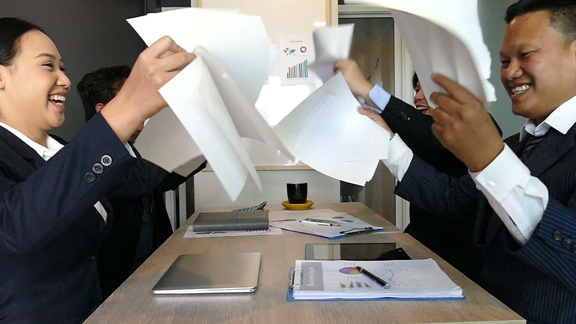 快乐的商人在空中扔纸庆祝成功的项目视频的预览图
