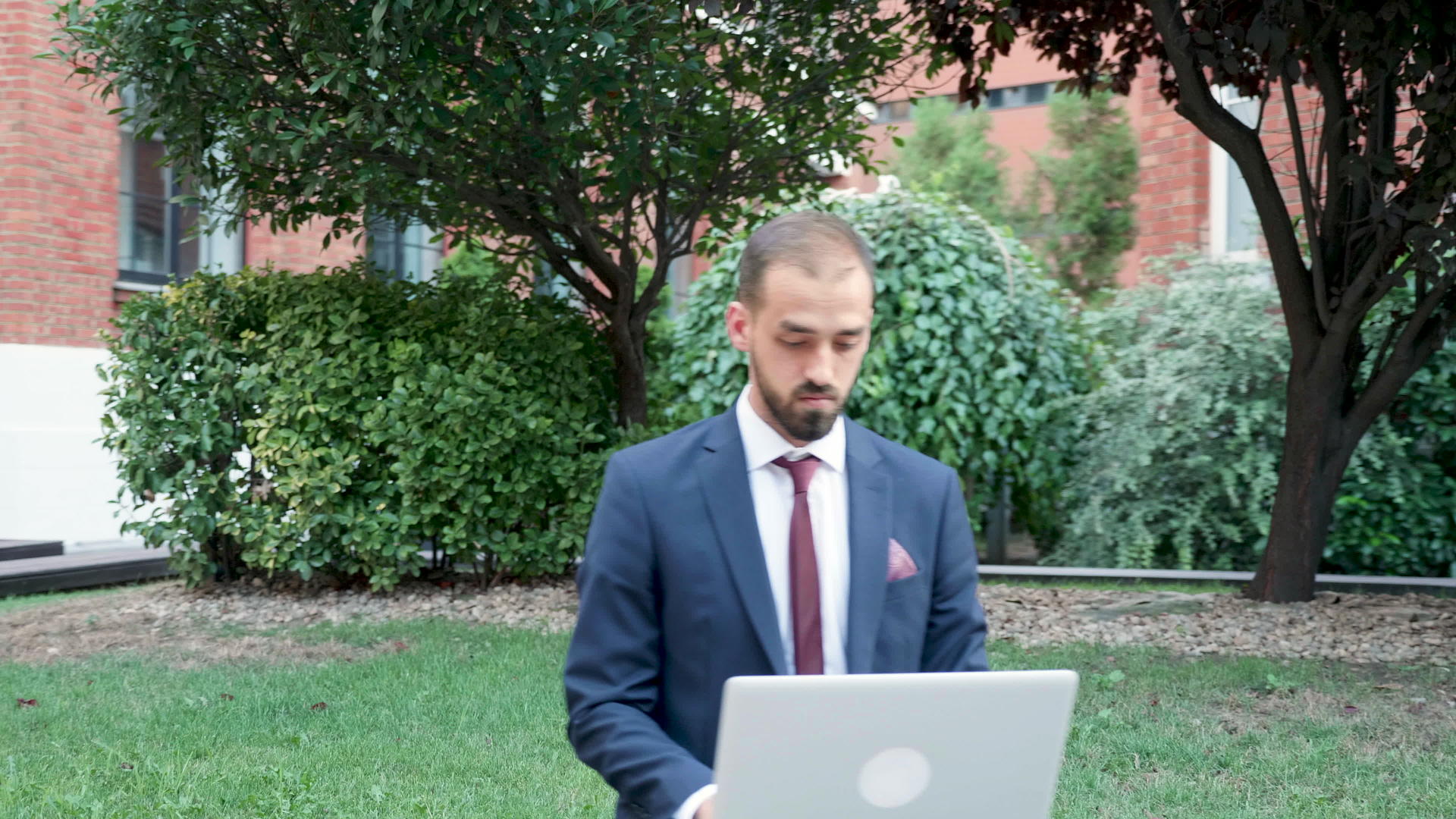 正式西装经理在笔记本电脑上打字在城市户外工作视频的预览图